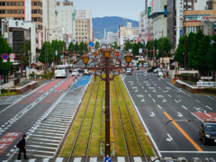 駅前から路面電車の線路を見る光景