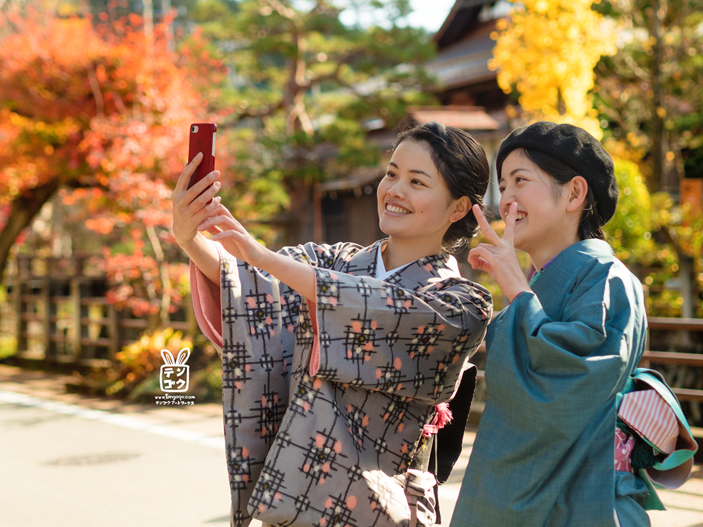 紅葉と着物女子 スマホ