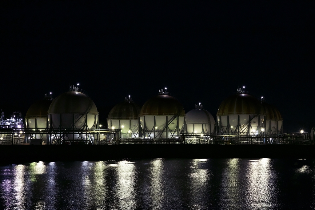 At night when globular ranges