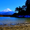 冬晴れの湖畔