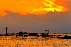 夕映えの海