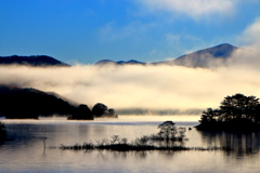 朝霧の湖畔
