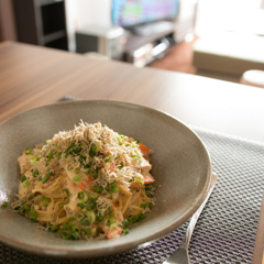 余り物パスタで部屋に差し込む日の光とランチ