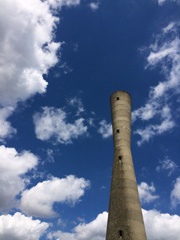 初夏の空と貯水塔