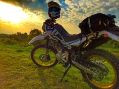 オフロードバイクと夕陽