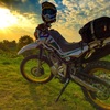 オフロードバイクと夕陽