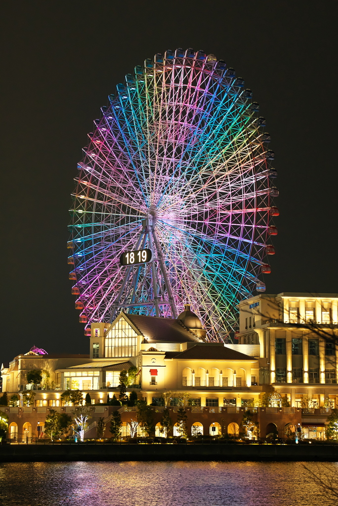 みなとみらい　観覧車レインボ－の光