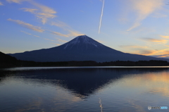 「湖畔の朝」