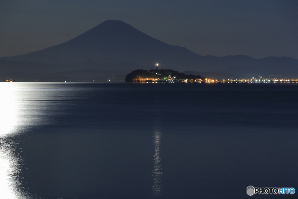 光の道と江ノ島