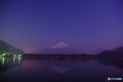 霞む逆さ富士