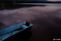 「湖畔の朝」