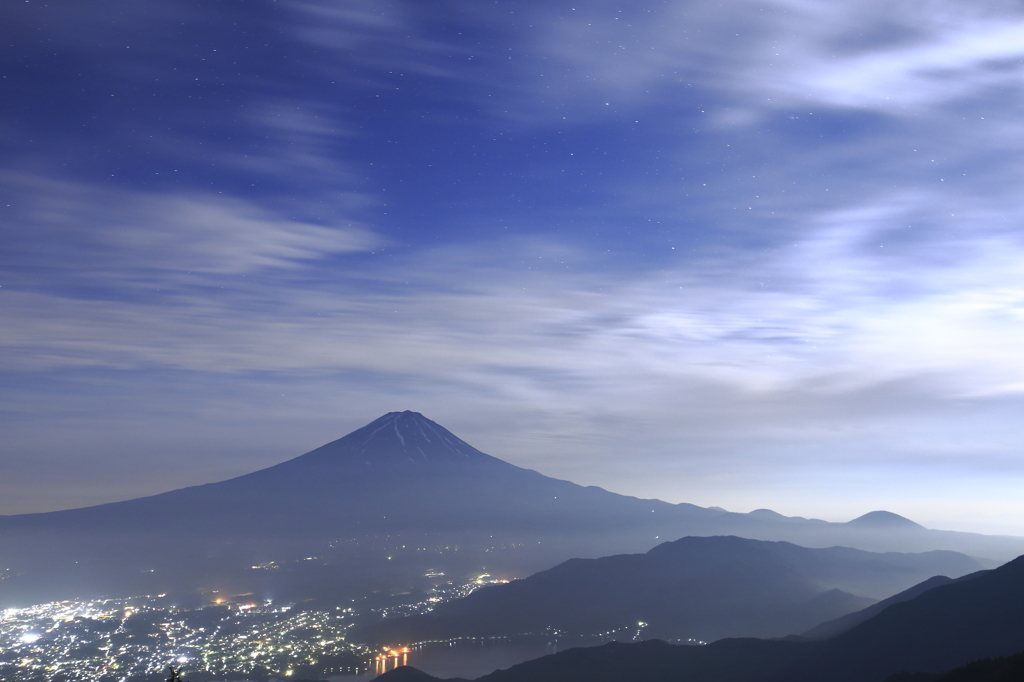 月夜に浮かぶ