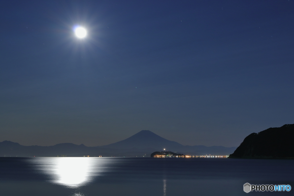満月　光の道と江ノ島