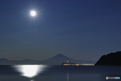 満月　光の道と江ノ島