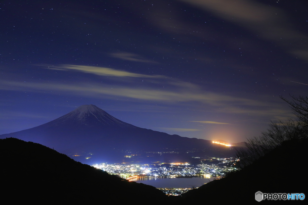 「湖畔の夜景」