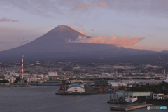 師走の赤富士と工場風景