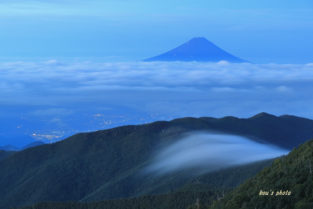 滝雲と雲海の向こう側