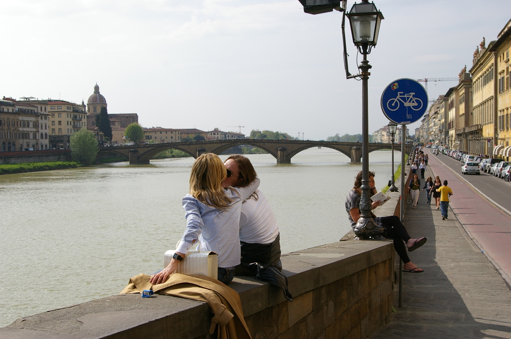 旅の写真館：フィレンツェ「熱いカップル」
