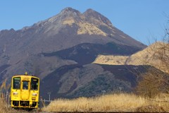 由布岳と黄色いディーゼル