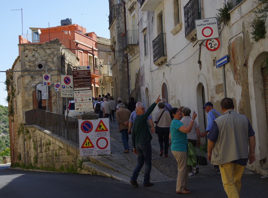 旅の写真館：イタリア・ラグーサ「観光客たち」