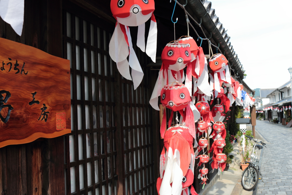 古風な街並みと金魚