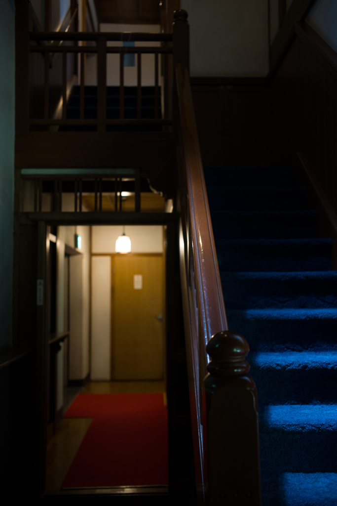 猫神家の一族　青い階段