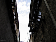 路地を見上げて