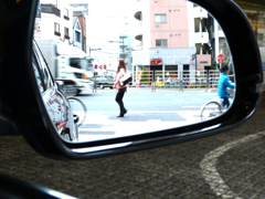 ミラーに写った女