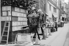 祭り囃子が聞こえる