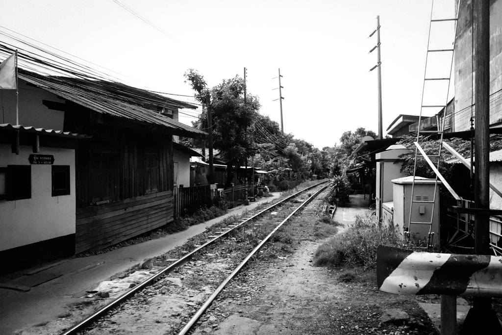 in the distance・・都心の線路