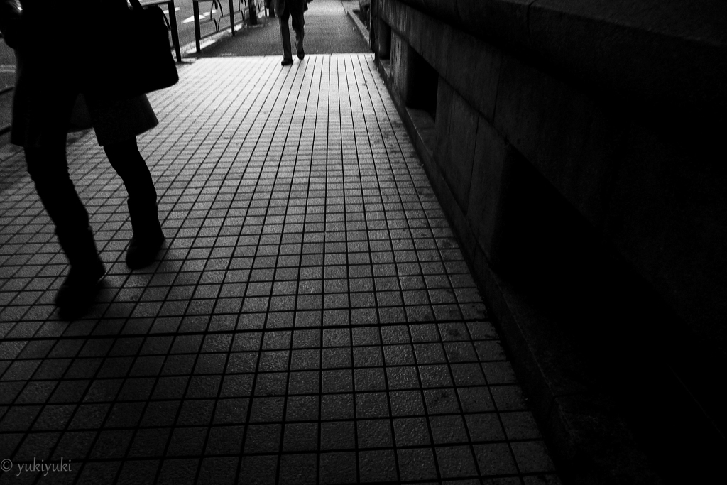 人々の足音