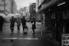 居酒屋から出てきたとき雨が降っていた