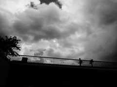 雨が降りそうでも前を向いて歩く男が居た