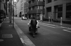 あいつは歩き続け、私は立ち止ってタバコを吸っていた