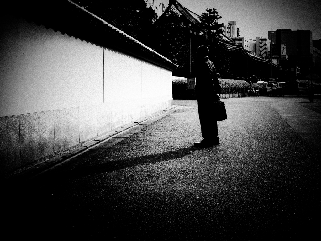 壁を見続ける男
