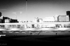 モノレールがある風景（バス車窓から）