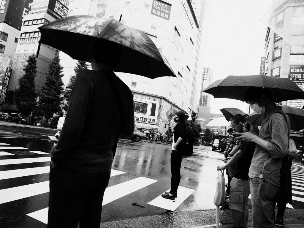 傘も差さずに佇む