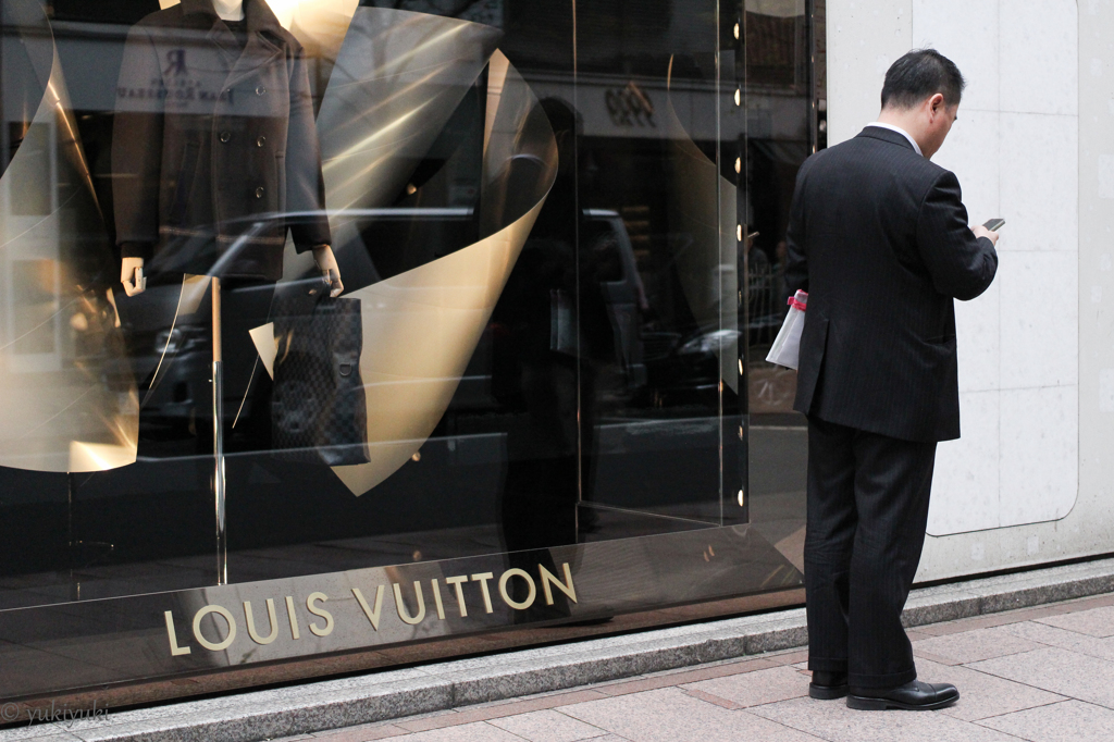 ルイヴィトンの前で