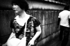どちらが避けて素通りしたのか