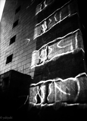 ビルに揺らぐ光