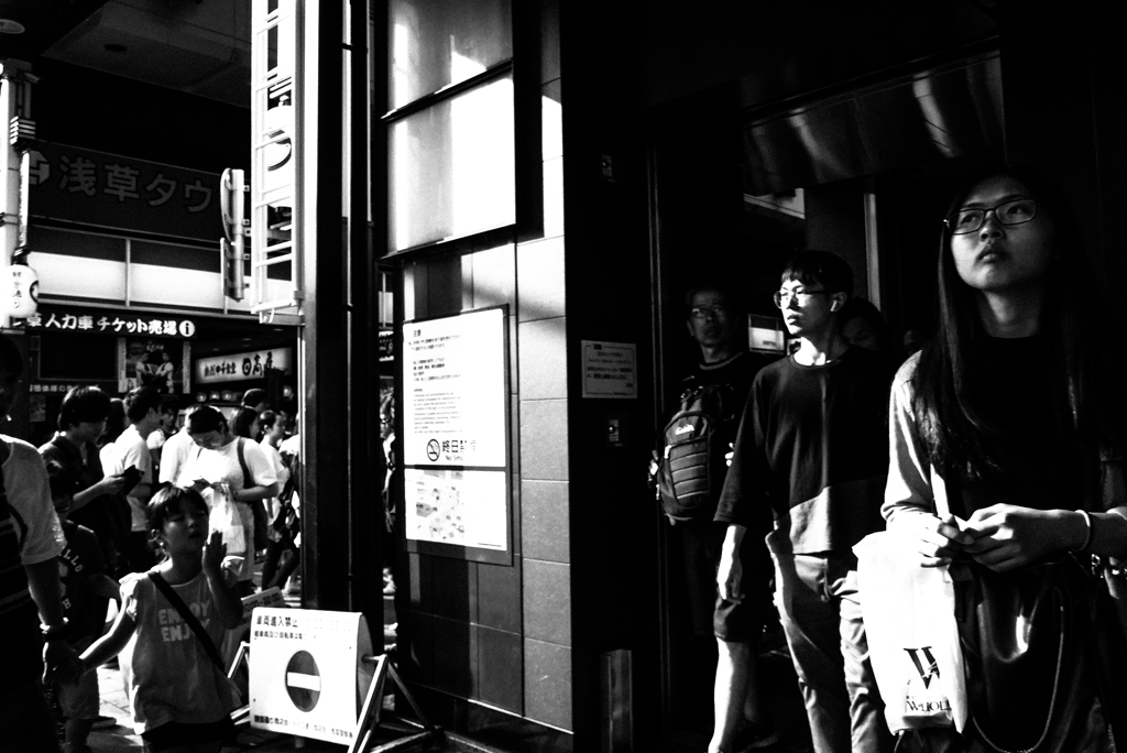 地下から上がってきた人々