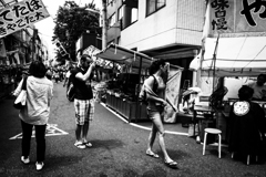 カメラマンは足を止める