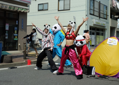 部外者も同じポーズか