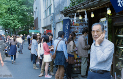 歯が痛くてアイスが食べられない男