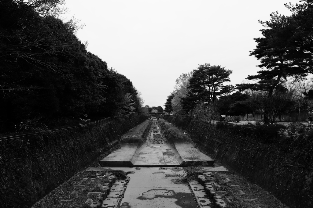 水のない川