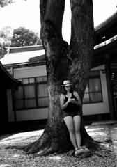 木と一体になった女