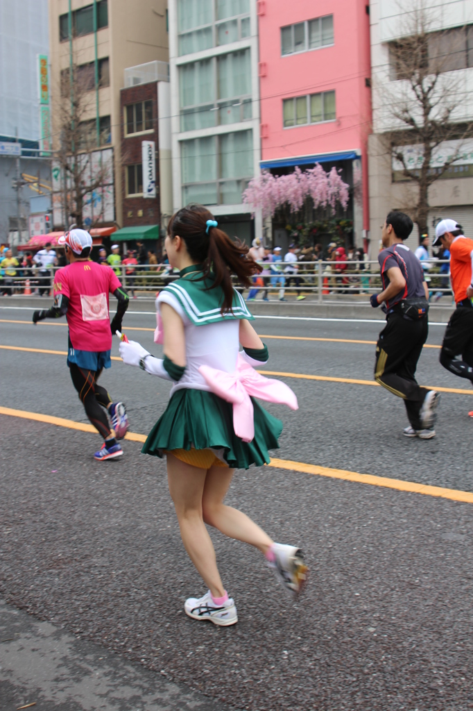 走るセーラームーン