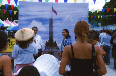 遠い故郷を思う記念撮影