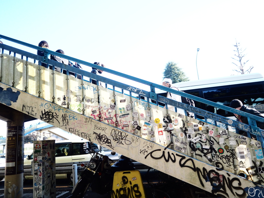 崩壊した歩道橋