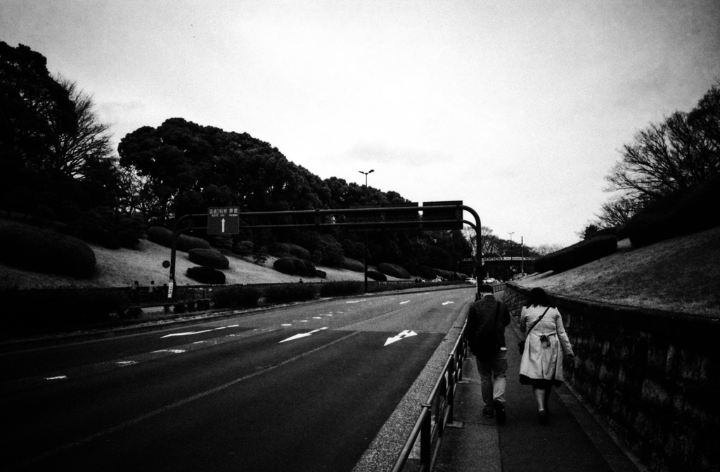二人で歩く人、一人で歩く人